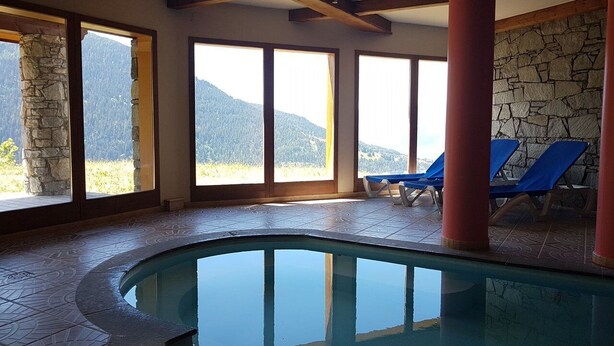 An indoor swimming pool with clear views of mountains through large windows. - Paradiski closed to the slopes plan peisey (PEISEY-NANCROIX)