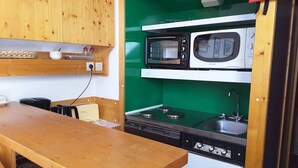 A compact kitchenette with a microwave, stove, and sink. - Paradiski closed to the slopes vallandry (LANDRY)