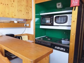 Fridge, cookware/dishes/utensils