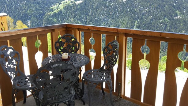 A balcony with a table and chairs, overlooking a mountainous landscape. - Apartment closed to the slopes in plan peisey (PEISEY-NANCROIX)
