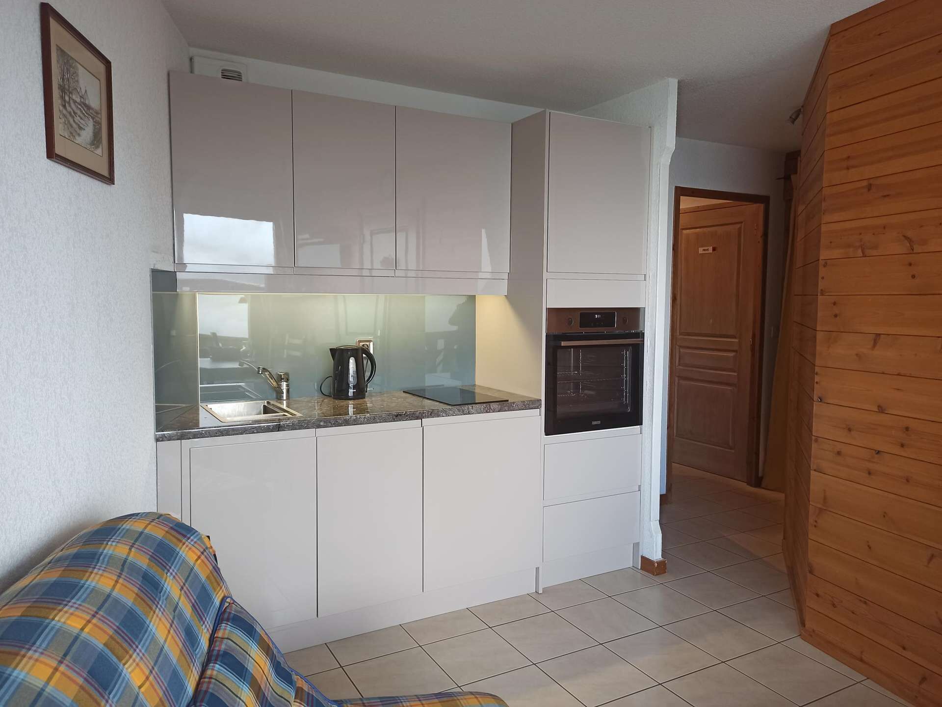 Fridge, dishwasher, cookware/dishes/utensils