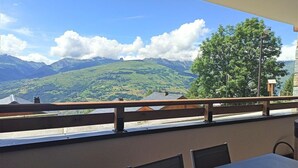 En restaurang med utsikt över grönskande kullar och berg.