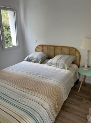 1 habitación, tabla de planchar con plancha y cuna de viaje 