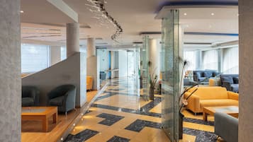Coin salon dans le hall