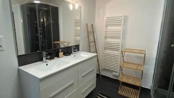 Sèche-cheveux, serviettes fournies, savon, papier toilette