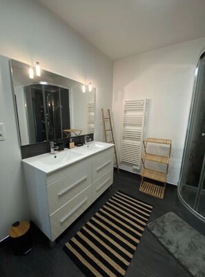 Haartrockner, Handtücher, Seife, Toilettenpapier