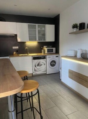 Réfrigérateur, four à micro-ondes, un four, surface de cuisson