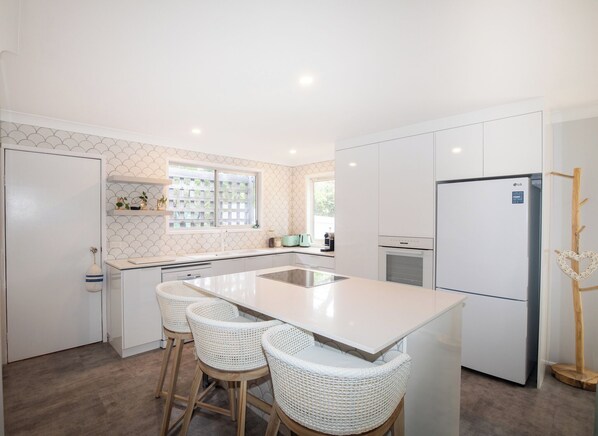 Fridge, microwave, oven, stovetop - Boondi - beautiful lowset home, walk to everything (Point Lookout)