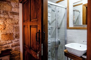 Standard Room | Bathroom | Shower, hair dryer, towels, soap - Sim Otel (Foça)