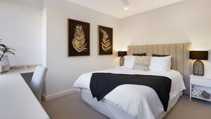 3 bedrooms, desk, iron/ironing board, travel cot - Pelican House - Beach Retreat (Manly)