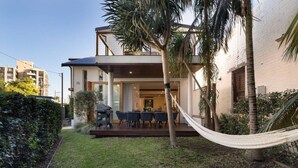 Outdoor dining - Pelican House - Beach Retreat (Manly)