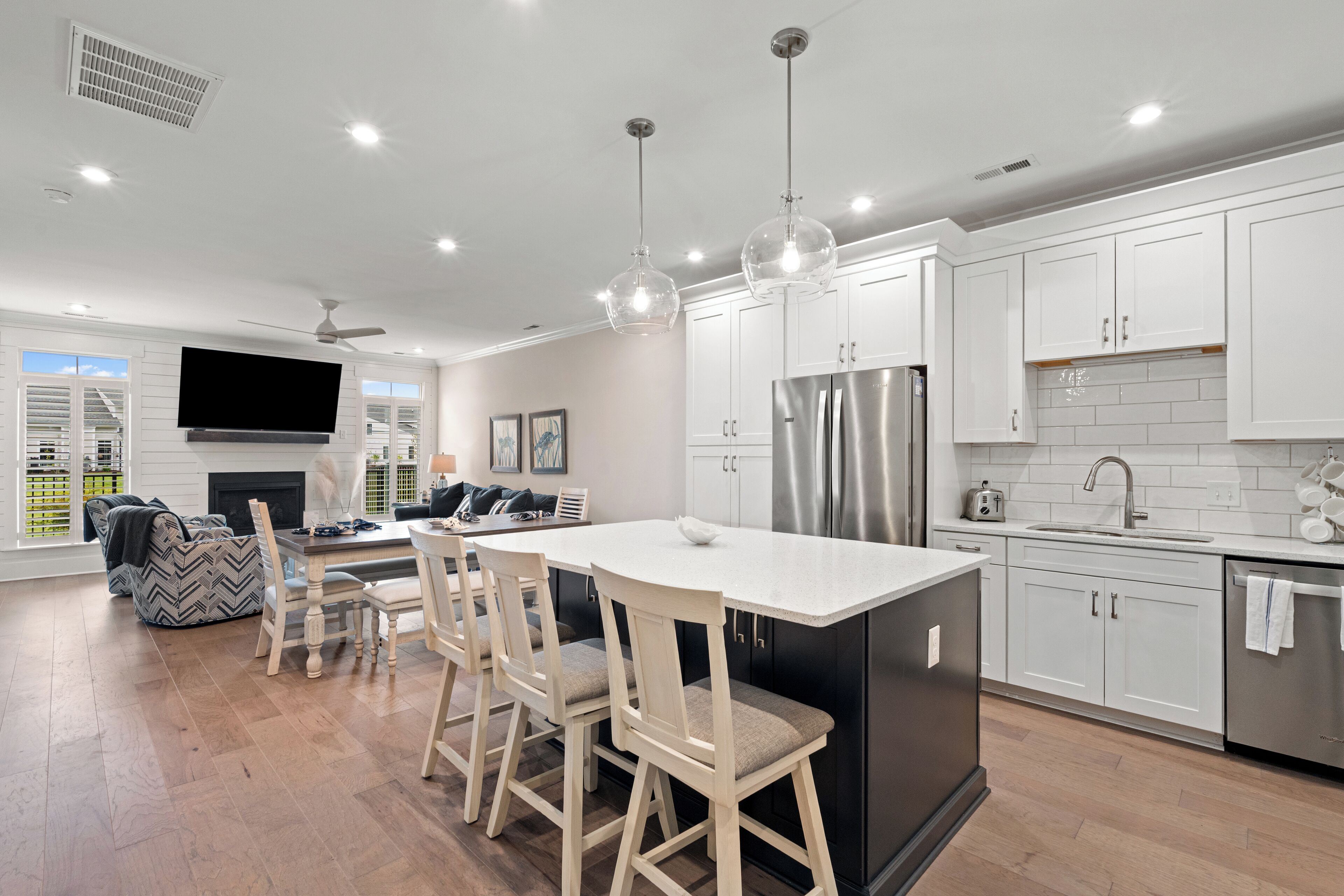 冷蔵庫、電子レンジ、オーブン、コンロ