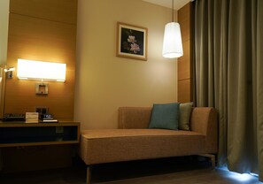 豪華雙人或雙床房 | 迷你吧、客房內保險箱、布置獨特、書桌