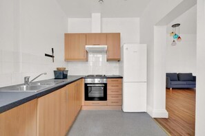 Full-size fridge, microwave, oven, stovetop - Bedford Place London (London)