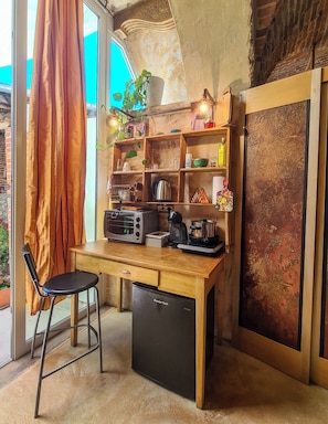 Frigorífic petit, rentaplats, liquadora i forn amb torradora