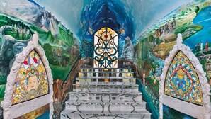A staircase with stained glass windows and a mural. - CasaRosada Wellness Guest House (Vidracco)