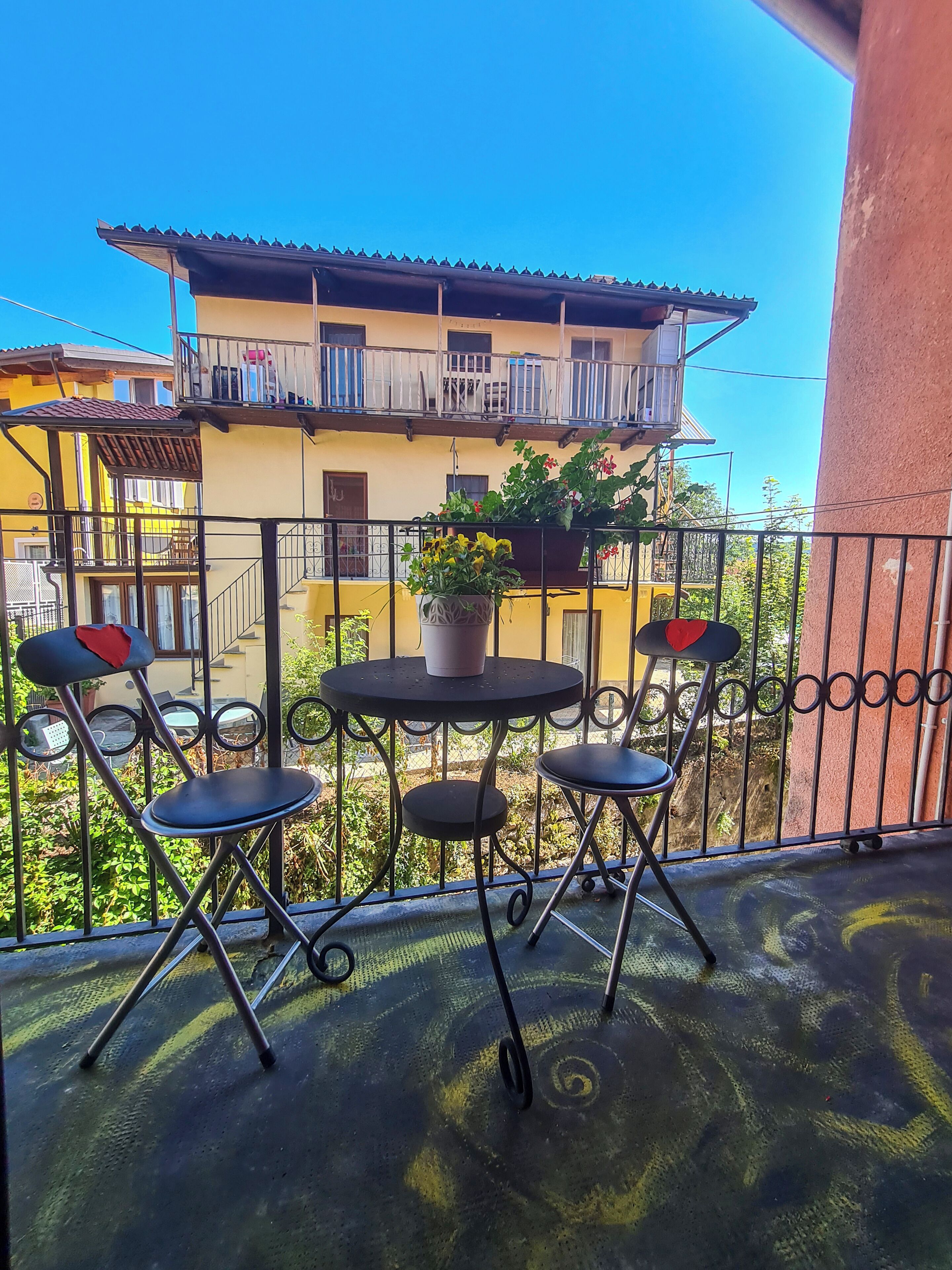 UPSTAIRS | Coin séjour