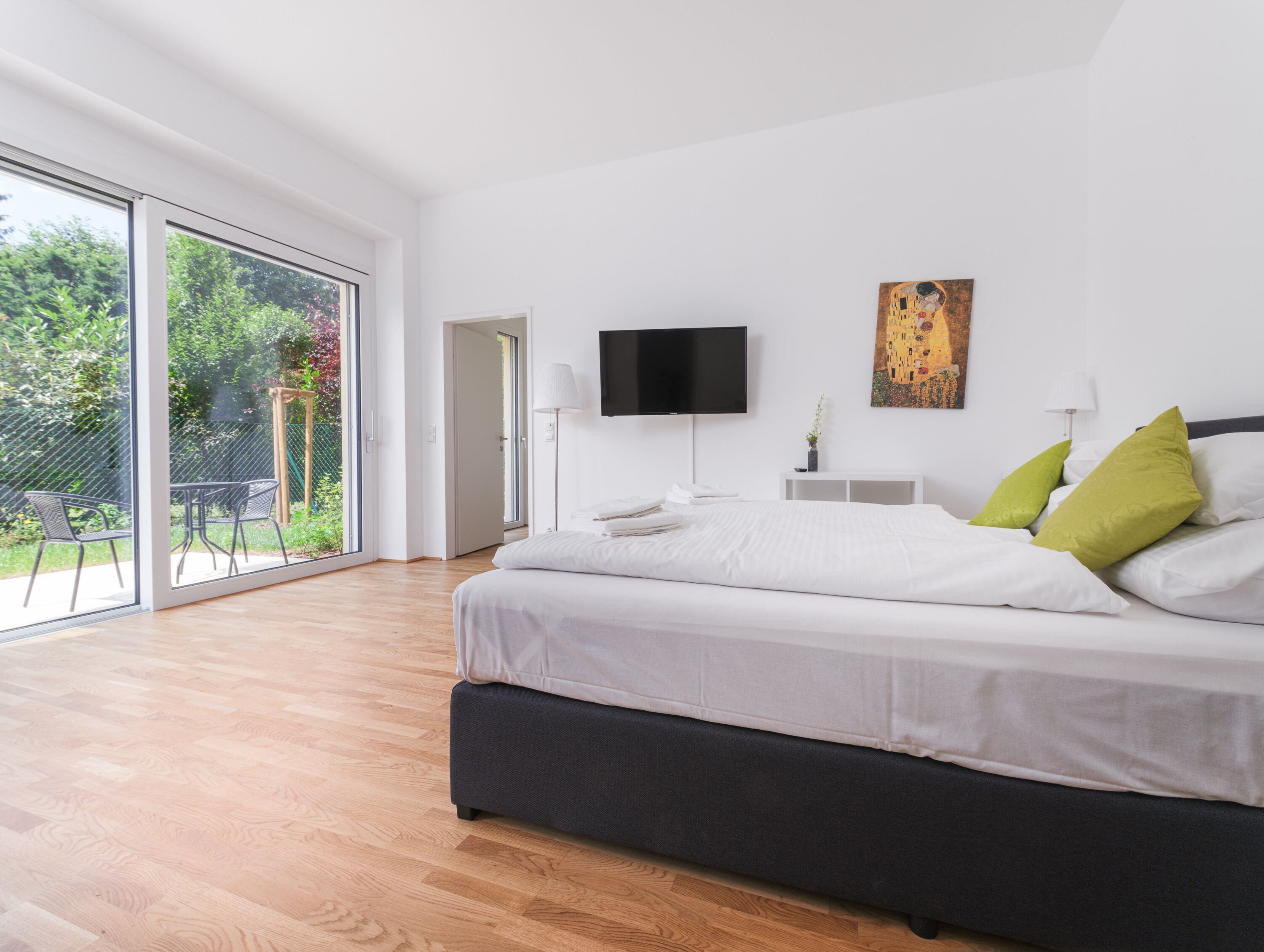 Basic-Apartment | Essbereich im Zimmer