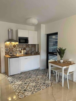 Fridge, microwave, stovetop, coffee/tea maker