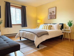 3 chambres, bureau, fer et planche à repasser, lit parapluie