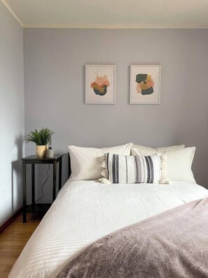 3 habitaciones, escritorio y tabla de planchar con plancha 
