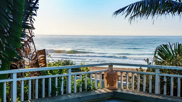 A pool with a view of the ocean. - Tropical beachfront villa in Umdloti - Endless summers (eMdloti)
