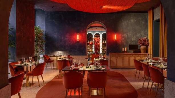 A restaurant with red chairs, tables set with wine glasses, and a red ceiling. - Montebelo Vista Alegre Lisboa Chiado, member of Preferred Hotels & Resorts (Lisbon)