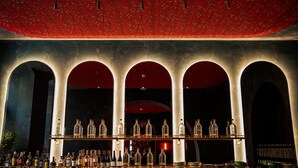 A bar with multiple arches and a red ceiling. - Montebelo Vista Alegre Lisboa Chiado, member of Preferred Hotels & Resorts (Lisbon)