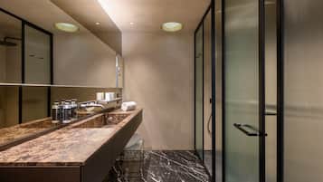 Suite Signature Vista Alegre | Bathroom | Shower, rainfall showerhead, free toiletries, hair dryer