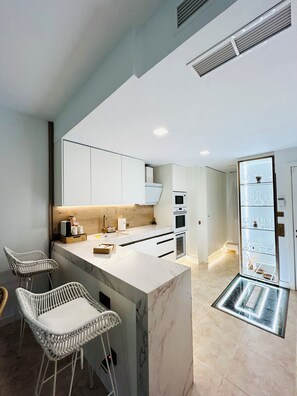 Kjøleskap, mikrobølgeovn, ovn og kokeplater