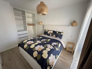 3 slaapkamers, een strijkplank/strijkijzer, gratis wifi, beddengoed