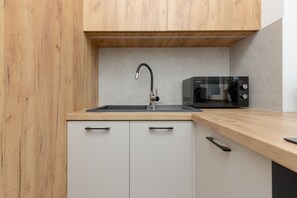 Microwave, dishwasher, electric kettle, cookware/dishes/utensils - Modern Studio Abramowskiego by Renters (Lodz)