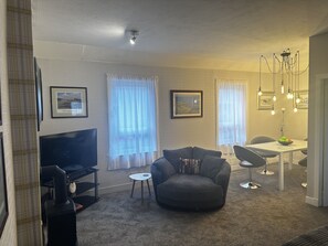 Living area - The Sandgate New Immaculate 1-bed Apartment in Ayr (Ayr)
