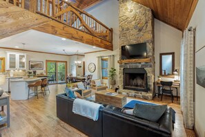 TV, fireplace - Whisper Creek of Sapphire Valley (Transylvania County)