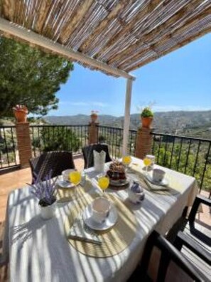 Outdoor dining - Villa en Frigiliana con Piscina y Jacuzzi (Frigiliana)