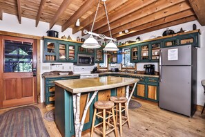 Fridge, microwave, oven, stovetop - Stepaway Vacation Rentals - Shimmering Waters (St. Germain)