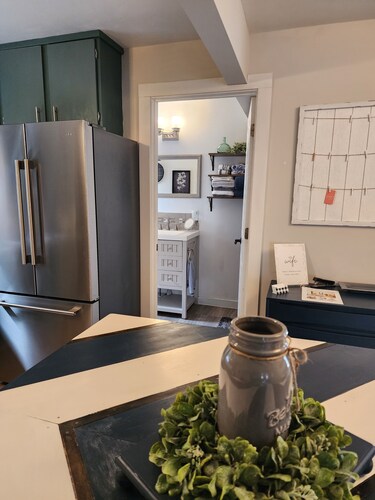 Charming farmhouse in town- Dog friendly 