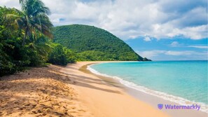 Espreguiçadeiras, toalhas de praia 