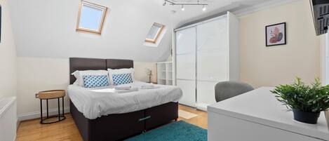 2 عدّة غرف نوم ومكواة/لوح كي وواي فاي وملاءات أسرّة