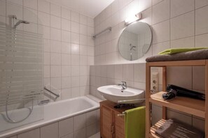 SĂšche-cheveux, serviettes fournies, savon, papier toilette