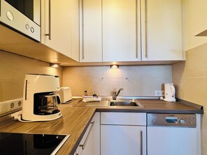 Køleskab, mikrobølgeovn, kogeplade, opvaskemaskine