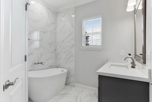 Serviettes fournies, shampoing, papier toilette