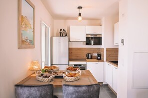Kühlschrank, Mikrowelle, Ofen, Herdplatte