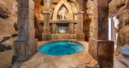 Mollie's Landing: Private Pool + Hot Tub, Basketball, Pickleball. 7 Bdrs