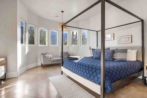 7 habitaciones, escritorio y tabla de planchar con plancha 