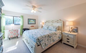 1 habitación, escritorio, tabla de planchar con plancha y cuna de viaje 