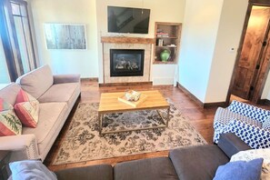 Smart TV, fireplace