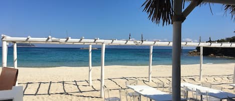 En la playa, camastros y toallas de playa