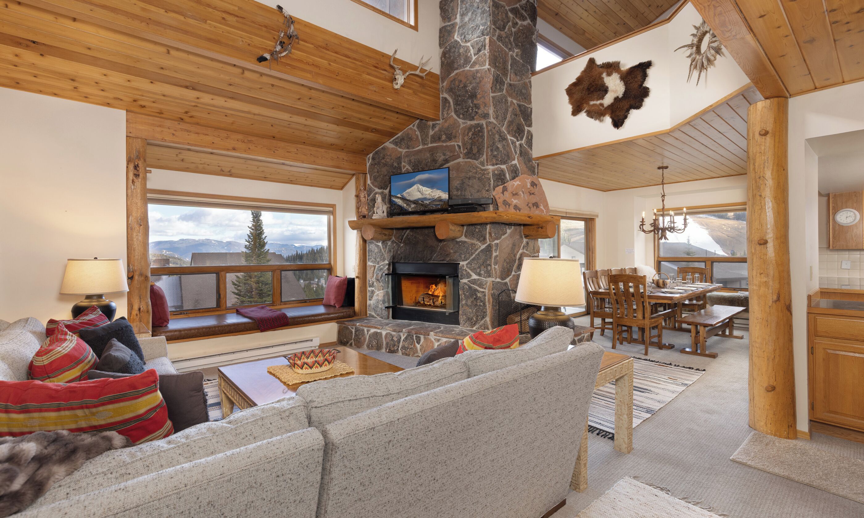 Smart-tv, eldstad och en stereo