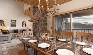 Dining - Big Sky Vacation Rentals: Beaverhead 32 Downhill 301 (Big Sky)